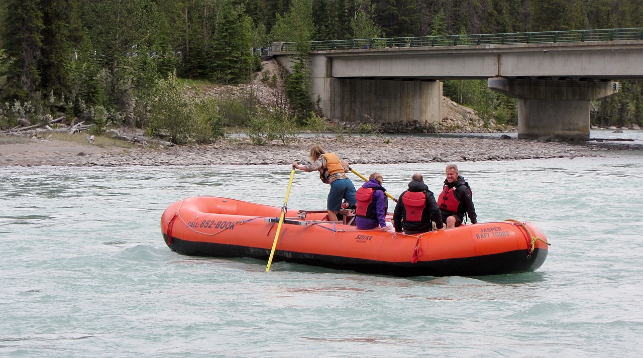 Wielka przygoda na rzece – co warto wiedzieć o spływach raftingowych
